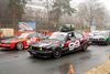 drifters-en-drag-racers-met-kerstbomen-op-het-dak