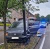 auto-botst-tegen-boom-op-koerselsebaan