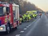 slippende-auto-belandt-tegen-de-vangrail