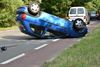 Auto over de kop in Laambroekstraat