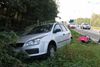 Auto in de berm op snelweg