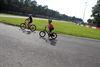 Jong en oud met de fiets op circuit