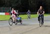 Jong en oud met de fiets op circuit