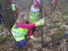 Leerlingen pakken bos onder handen