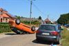 Auto raakt 2 andere en slaat over de kop