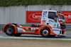 Racetrucks brullen over het asfalt