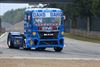 Racetrucks brullen over het asfalt