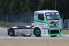 Racetrucks brullen over het asfalt