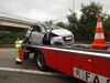 Auto over de kop op snelweg