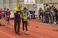 Jonge atleten bekampen elkaar in de arena