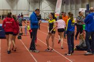 Jonge atleten bekampen elkaar in de arena