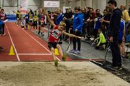 Jonge atleten bekampen elkaar in de arena