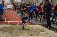 Jonge atleten bekampen elkaar in de arena