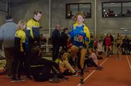 Jonge atleten bekampen elkaar in de arena