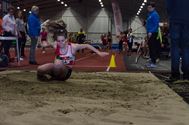 Jonge atleten bekampen elkaar in de arena