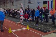 Jonge atleten bekampen elkaar in de arena