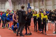 Jonge atleten bekampen elkaar in de arena