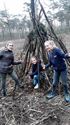 Leerlingen helpen in het bos