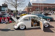 Massa toeschouwers en auto's op Dropped