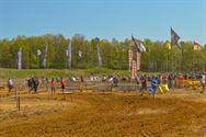 Brancardiershof vormt mooi decor voor motorcross