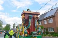 Lange carnavalstoet van regen naar zon
