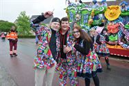 Lange carnavalstoet van regen naar zon