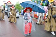 Lange carnavalstoet van regen naar zon