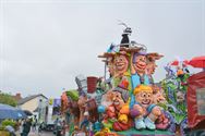 Lange carnavalstoet van regen naar zon