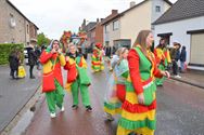 Lange carnavalstoet van regen naar zon