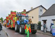 Lange carnavalstoet van regen naar zon