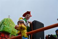 Lange carnavalstoet van regen naar zon