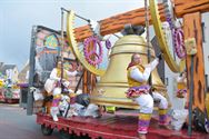 Lange carnavalstoet van regen naar zon