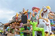 Lange carnavalstoet van regen naar zon