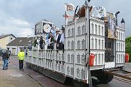 Lange carnavalstoet van regen naar zon