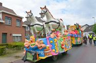 Lange carnavalstoet van regen naar zon