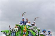 Lange carnavalstoet van regen naar zon