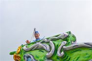 Lange carnavalstoet van regen naar zon