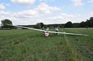 Zweefvliegtuig landt in weide in Ubbersel