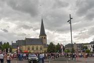 Pak volk voor de parade van de 24 uur