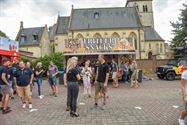 Pak volk voor de parade van de 24 uur