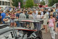 Pak volk voor de parade van de 24 uur