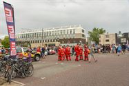 Pak volk voor de parade van de 24 uur