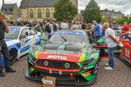 Pak volk voor de parade van de 24 uur