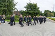 1000 mensen stappen in stille mars