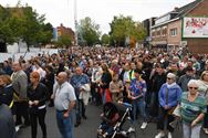 1000 mensen stappen in stille mars