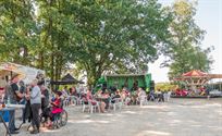 Oldtimers en nostalgische kermis op Sterrenwacht