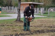 Leerlingen planten bloembollen op Bovy