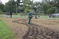 Leerlingen planten bloembollen op Bovy