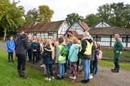 Leerlingen planten bloembollen op Bovy