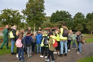 Leerlingen planten bloembollen op Bovy